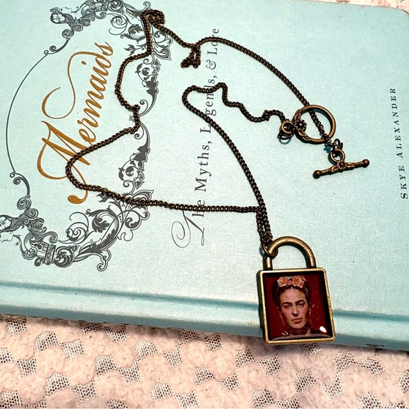 Frida Kahlo Antiqued Bronze High Gloss Portrait Pendant On Curb Chain - Picture 2 of 8